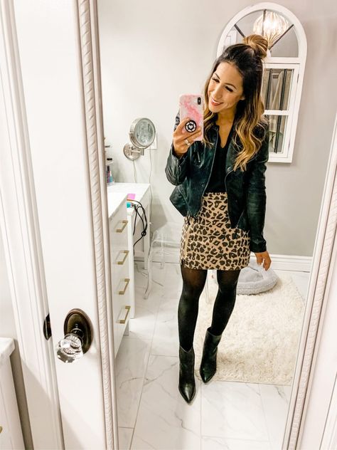 Leopard Print Mini Skirt Outfit Winter, Short Leopard Skirt Outfit, Leopard Print Mini Skirt Outfit, Leopard Mini Skirt Outfit, Skirt Outfits With Tights, Black Skort Outfit, Leopard Print Skirt Outfit, Winter Shorts Outfits, Mini Skirt Outfit Winter