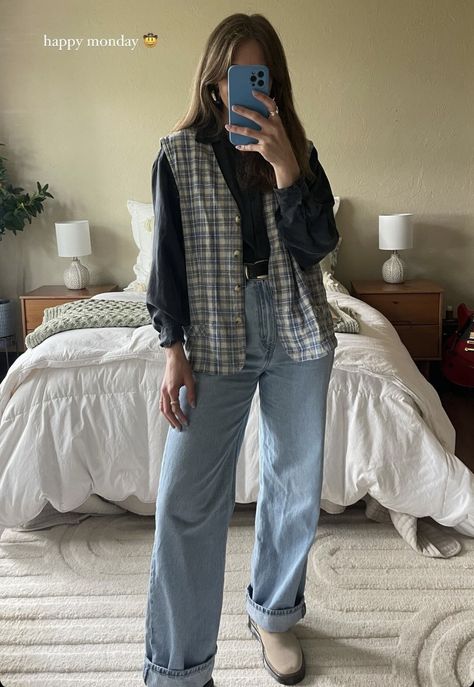 Slouchy Outfit Summer, Women Thrift Outfits, Cute Everyday Outfits For Work, Barista Winter Outfit, Semi Girly Outfits, Idaho Aesthetic Outfits, Wide Leg Canvas Pants Outfit, Winter Fits For Women, Maverick City Concert Outfit