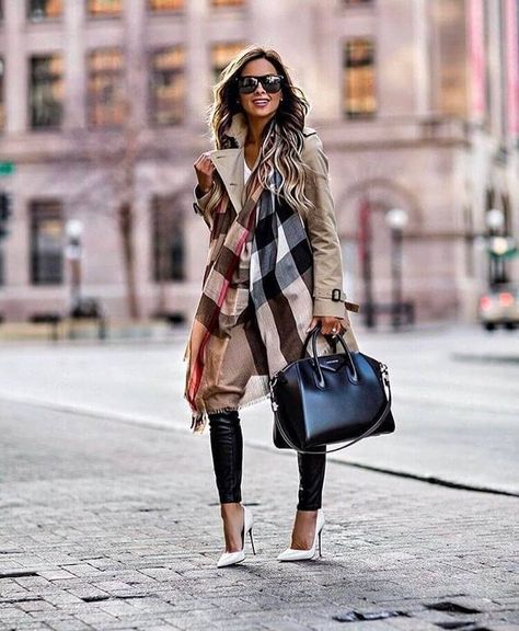 The All Time Classic Burberry Trench Coat Outfit, Burberry Scarf Outfit, Burberry Outfits, Burberry Trenchcoat, Stylish Spring Outfit, Style Désinvolte Chic, Givenchy Antigona, Burberry Outfit, Fashionably Late