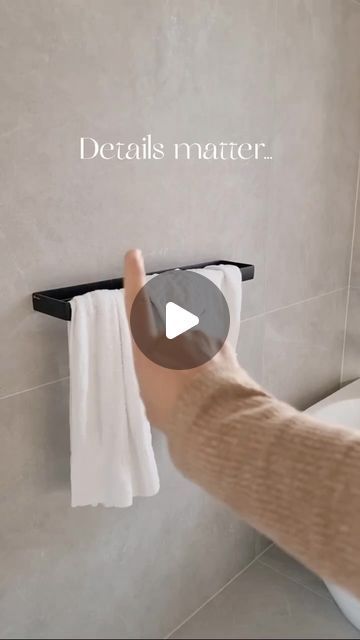 Interior Design & Home Decor on Instagram: "An amazing way to style towels 🥰❤️Credit @bella.minaaa 💕💕💕Wish you all the best my lovely IG family 🤗🥰 . #organization #fold #folding #style #towels #towel" Hand Towel Display Ideas, Fold Towels For Display, Bathroom Hand Towels Display, Bathroom Hand Towel Ideas, How To Fold Bath Towels, Bathroom Towel Hanging Ideas, Hand Towel Display, Bath Towels Display, Folding Bath Towels