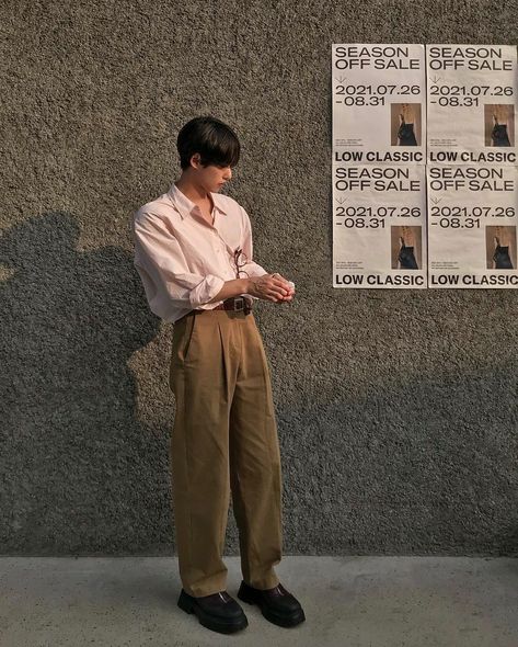 Pink Loafers Outfit, Mens Pleated Trousers, Brown Jeans Outfit, Pink Jeans Outfit, Loafer Outfits, Vintage Summer Outfits, Jeans Outfit Men, Loafers Outfit, Street Style Outfits Men