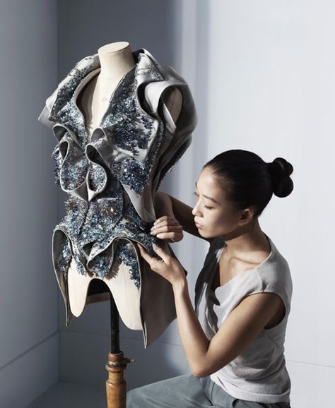 Swarovski Elements - Yinqing is doing the most. Yiqing Yin, Fashion Designer Studio, Sculptural Fashion, 3d Fashion, Couture Details, Mode Inspiration, Fashion Details, A Dress, Costume Design