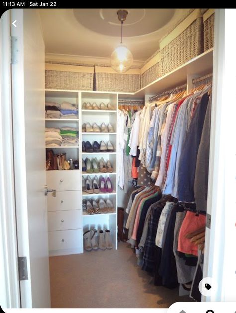 Small Master Closet, Organizing Walk In Closet, Lots Of Clothes, Small Walk In Closet, Master Closet Organization, Closet Redo, Organization Closet, Walking Closet, Armoire Dressing