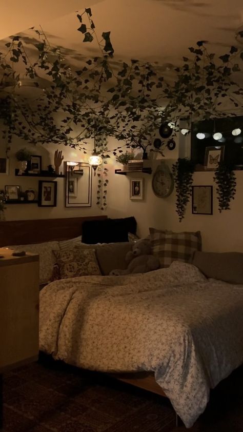 Ideas For Small Bedrooms Decorating, Room Ideas Aesthetic Cozy Vintage, Dim Lights Bedroom, Cozy Room Decor Dark, How To Change Your Room, Aesthetic Bedroom Boys, Cut Room Ideas, Woodsy Room Ideas, Aesthetic Bedroom Shelves