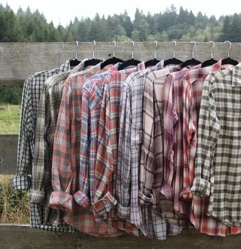 Bridal Party Flannels, Wedding Flannel Bridesmaid, Bridal Party Flannel Shirts, Flannel Wedding Ideas, Flannel Bachelorette Party, Flannel Bachelorette, Mismatched Bridal Party, Flannel Wedding, Flannel Party