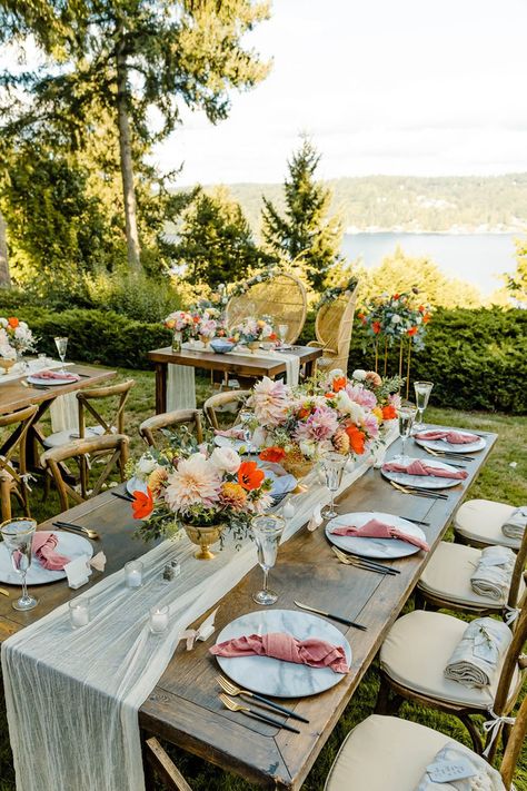 Small Outdoor Wedding Seating, Micro Wedding Reception Table, Different Chairs Wedding, Backyard Wedding Reception Tables, Small Wedding Dinner Table, Micro Wedding Dinner Ideas, Pretty Backyard Wedding, Tents For Weddings Receptions, Small Wedding Seating Layout