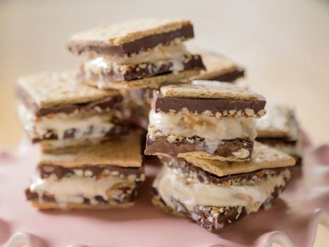 Ree Drummond Recipes Desserts, Labor Day Desserts, Pioneer Woman Desserts, Ree Drummond Recipes, Sandwiches Recipes, Ice Cream Sandwiches Recipe, Chocolate Slabs, Ice Cream Pops, Cream Cakes