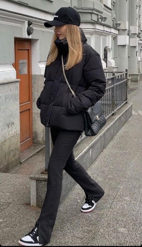 Black Flared Pants Outfit Winter, Black Flare Pants Outfit Winter, Flare Pants Outfit Winter, Black Flare Pants Outfit, Total Black Outfit, Flare Black Pants, Modest Casual Outfits, Winter Pants Outfit, Black Flare Pants