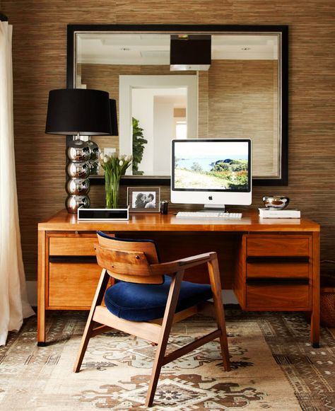 Wood desk in earthy home office with midcentury modern pieces Mid Century Modern Room, Modern Interior Decor, Mid Century Desk, Mid Century Modern Interiors, A Desk, Scandinavian Home, Mid Century House, Home Office Design, Home Office Furniture