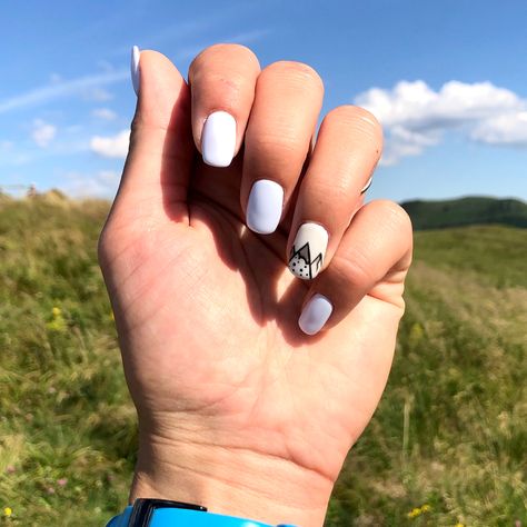 Nails With Mountains On Them, Nails For The Mountains, Mountain Theme Nail Art, Nail Art Designs Mountains, Mountain Gel Nail Designs, Hiking Nail Art, Nail Designs Mountains, Skiing Nails Art, Mountain Design Nails