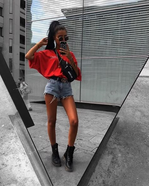 Oversized Tshirt Outfit, Red Ootd, Look Hip Hop, Spring Look, Looks Street Style, Mode Inspo, Looks Vintage, Spring Summer Outfits, Festival Outfit