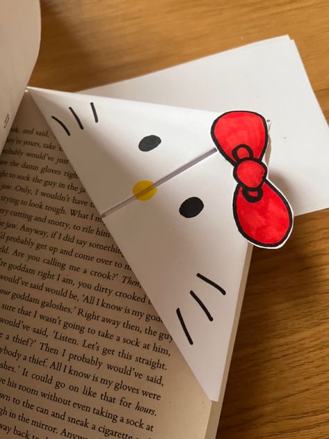 Sanrio Bookmark, Bookmakers Ideas, Sanrio Origami, Hello Kitty Bookmark, How To Make Corner Bookmarks, Hello Kitty Origami, Cute Diy Bookmarks, Bookmarks Ideas, Hello Kitty Book