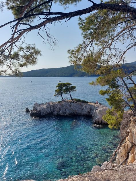 Did you know that „Mamma Mia“ was partly filmed on this beautiful, small island in the greek Aegean Sea? 🇬🇷🧿 Aegean Sea, Mamma Mia, Small Island, Did You Know, Cape