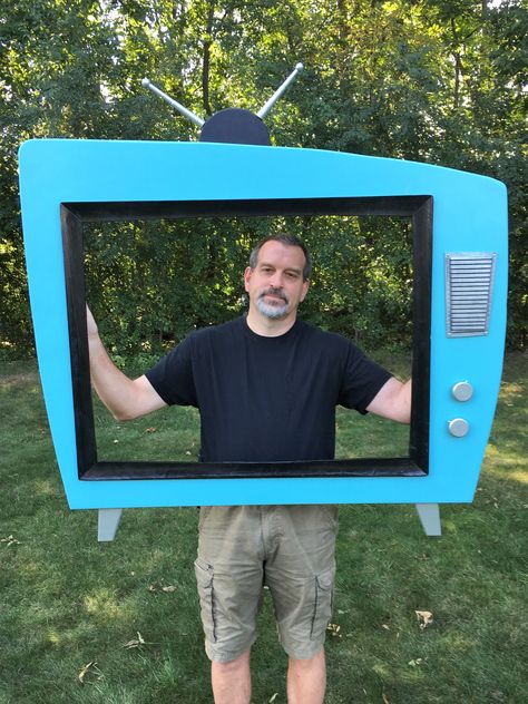 Made a frame for a 1950s photo booth. Check out his YouTube channel to see what else he's made. How To Make A Photo Frame Prop, Cardboard Tv, Booth Decoration, Tv Props, Disney Room Decor, Diy Photo Backdrop, Photo Cutout, Frame Props, Photo Frame Prop