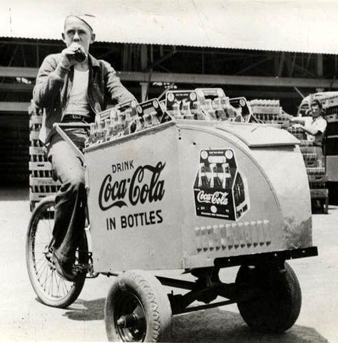 Coca Cola History, Funny Commercial, Always Coca Cola, Coca Cola Ad, World Of Coca Cola, Vintage Coke, Advertising Posters, Commercial Ads, Coke Cola