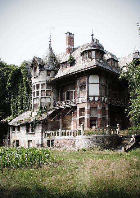 abandoned villa near Brasschaat, Belgium Stare Dwory, Abandoned Homes, Abandoned Mansion, Old Abandoned Houses, Spooky Places, Old Mansions, Abandoned Castles, Abandoned House, This Old House