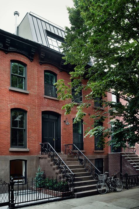 Brownstone Homes, New York Brownstone, Townhouse Interior, Classical House, Brooklyn Brownstone, Brooklyn Style, Row House, Brick Building, Curb Appeal