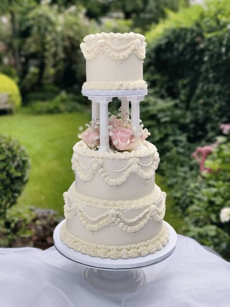 Trend Alert For 2023 Brides: Vintage Wedding Cake Designs Vintage Wedding Cake Designs, Old School Wedding, Venetian Wedding, Royal Wedding Cake, Vintage Wedding Cake, Big Wedding Cakes, 3 Tier Wedding Cakes, Traditional Wedding Cakes, London Cake