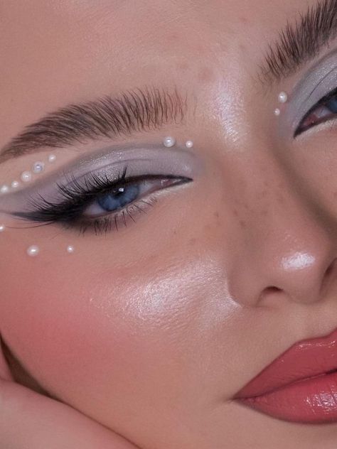 shimmery light purple eyeshadow and pearl embellishment Christmas Eye Makeup Ideas, Christmas Eyeshadow Looks, Spring Eye Makeup, White Eye Makeup, Party Eye Makeup, Gem Makeup, Christmas Eyeshadow, Christmas Eye Makeup, Pastel Makeup