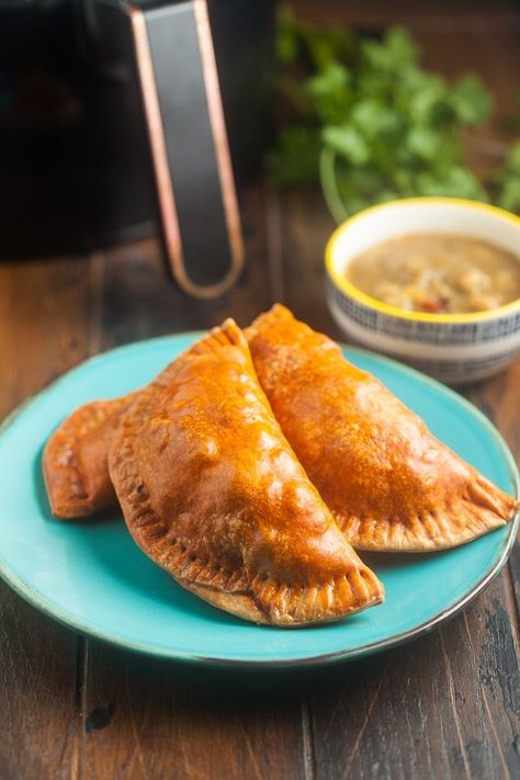 Air Fryer Empanadas Air Fryer Appetizer Recipes, Air Fryer Empanadas, Air Fryer Appetizers, Fried Appetizers, Empanada Discs, Homemade Empanadas, Vegetarian Empanadas, The Best Air Fryer, Empanada Recipe