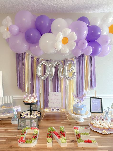 Daisy Backdrop Birthday, Purple Birthday Theme For Baby Girl, 1st Birthday Purple Theme, Purple Flower Theme Birthday Party, Lavender Flower Birthday Party Ideas, Purple Theme Decorations, Daisy Birthday Dessert Table, Purple Themed First Birthday Party, Purple Daisy Theme Birthday