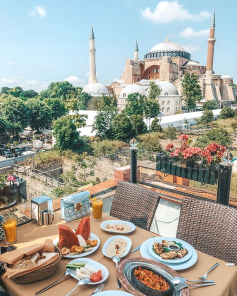 Found the cutest Rooftop in Istanbul 🌙 Oh and how amazing is Turkish food please?! 😋 Thx to @turkishairlines for showing us the best spots in the city 🤗❤ Istanbul Turkey Photography, Visit Istanbul, Istanbul Photography, Visit Turkey, Istanbul City, Budapest Travel, Seven Hills, Buda Castle, Istanbul Travel