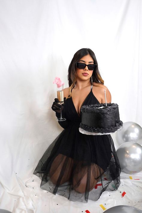 Black Dress Photoshoot Ideas Birthday, Ballon Poses, Black Dress For Photoshoot, Birthday Photoshoot Ideas Black Theme, Birthday Photoshoot Black Theme, Birthday Photoshoot Ideas Black Dress, Heart Cake Photoshoot, Birthday Photoshoot Black Dress, Black Theme Photoshoot