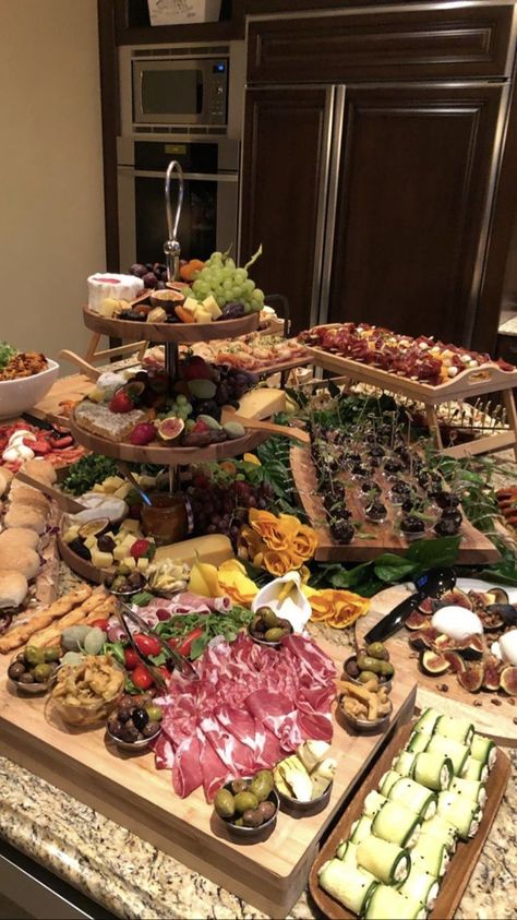 Aesthetic Party Appetizers, Big Dinner Party Food, Party Food Classy, Classy Dinner Food Ideas, Extravagant Dinner Party, Classy Buffet Ideas, Engagement Party Dinner Food, Fancy Anniversary Dinner, Upscale Party Food