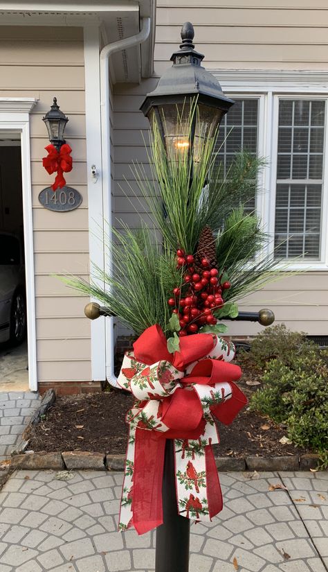 Christmas Garland Lamp Post, Christmas Lamp Post Decorations Decorating Ideas, Lamppost Christmas Decor Diy, Decorate Lamp Post For Christmas, Holiday Lamp Post Ideas, Christmas Light Pole Decorations, Christmas Light Pole Decorating Ideas, Light Post Christmas Decorations, Christmas Lamp Post Decorations