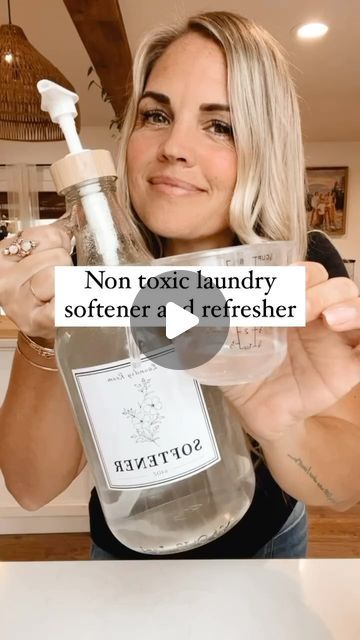 Vinegar In Laundry, Essential Oils For Laundry, Fabric Softener Dispenser, Homemade Cleaning Recipes, Homemade Stuff, Natural Laundry, People Videos, Cleaning Recipes, Laundry Soap