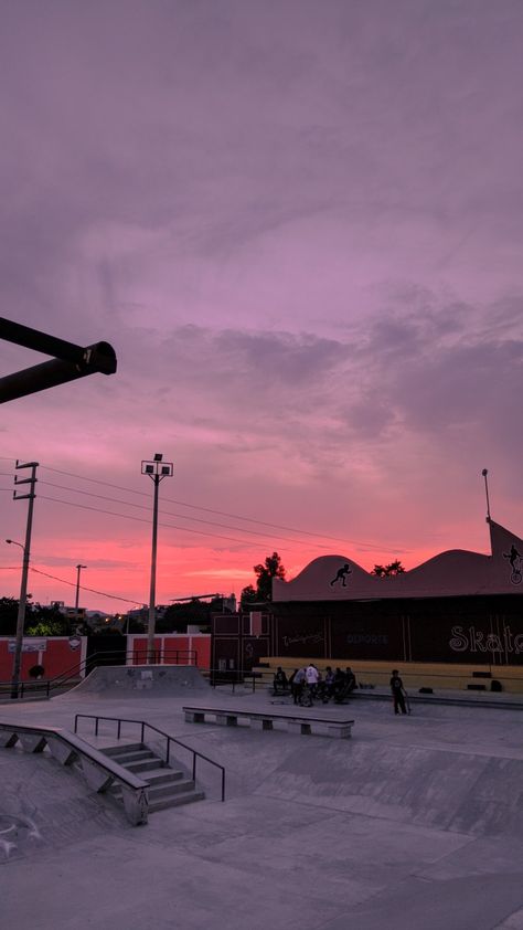 Skateboard Park Aesthetic, Skatepark Background, Skater Backgrounds Iphone, Skater Backgrounds, Skatepark Photography, Skate Park Aesthetic, Skatepark Aesthetic, Skater Aesthetic Wallpaper, Skater Wallpaper