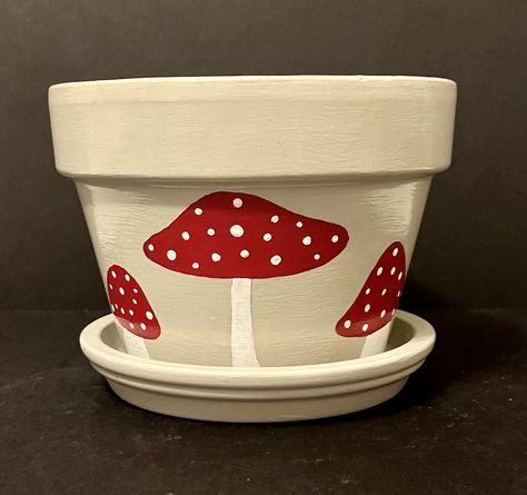 Mushroom Flower Pot Painting, Small Flower Pots Ideas Paint, Mushroom Pot Painting, Small Clay Pot Painting Ideas, Pottery Painting Pots & Planters, Christmas Plant Pot Ideas, Mushroom Painted Pot, Small Flower Pot Painting Ideas, Flowerpot Designs Paint