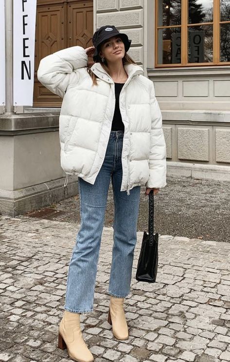 Winter Outfits White Puffer Jacket, Creme Puffer Jacket Outfits, White Puffer Jacket Outfit Street Styles, White Puffy Jacket Outfit, Padded Coat Outfit, White Puffer Jacket Outfit, Coated Jeans Outfit, Puffy Jacket Outfit, Spring Jacket Outfit