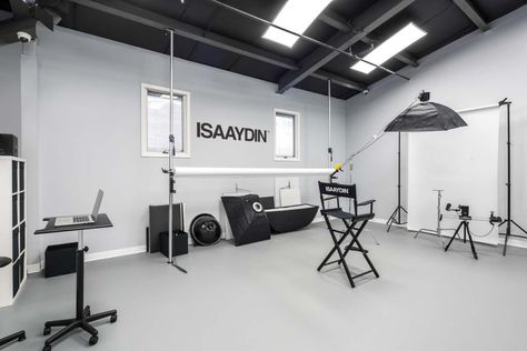 ISA AYDIN Photography Studio: Thoughts on must haves for photography studios Garage Photography Studio, Photography Studio Interior Design, Small Photography Studio, Photography Studio Rental, Photography Studio Spaces, Photo Studio Design, Photography Studio Decor, Photography Studio Design, Photography Studio Setup