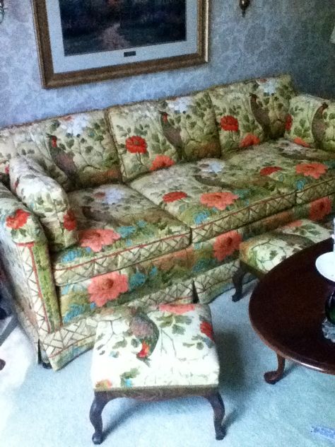 Grandma Couch, Friends Room, Floral Couch, Old Couch, I Love To Read, Vintage Couch, Typical Girl, Model Room, Couch Decor