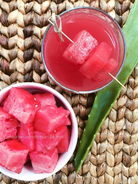 Watermelon and aloe vera juice (Jugo de sandi­a y sabila) - great for digestive ailments! Recipe from theothersideofthetortilla.com Aloe Vera Juice Recipes, Aloe Vera Recipes, Aloe Drink, Lose Body Fat Fast, Aloe Vera Benefits, Aloe Vera Drink, Aloe Juice, Natural Kitchen, Watermelon Juice