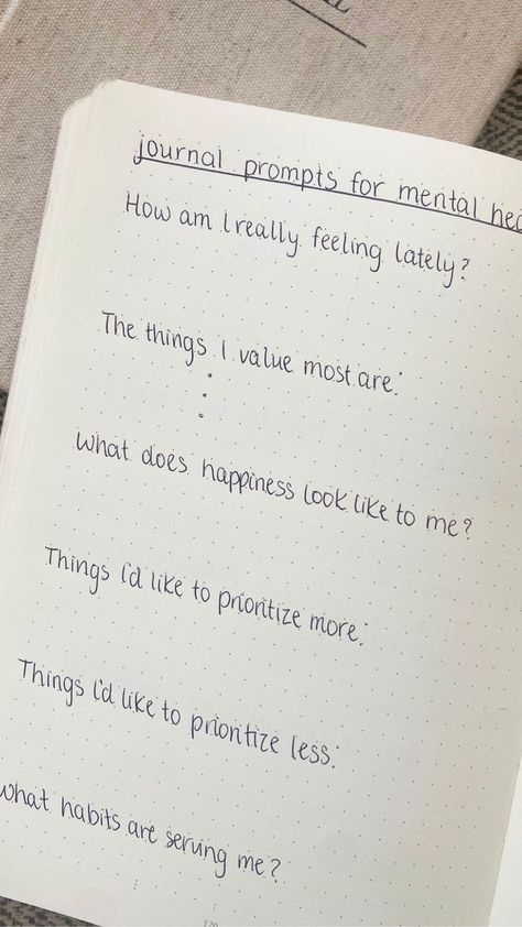 These are the best journal prompts for mental health! I love using these journal prompts every month. Journaling Diary Ideas, Journal New Month, New Month Journal, Cute Journal Ideas Aesthetic, Health Journal Ideas, Healing Journal Prompts, Best Journal Prompts, Writing In A Journal, Journal Prompts For Mental Health