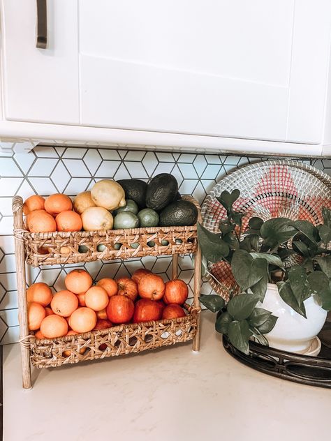 Kitchen Counter Vegetable Storage, Countertop Veggie Storage, Veggie Baskets Kitchens, Basket Kitchen Counter, Storing Fruit On Counter, Basket For Fruit In Kitchen, Fruit Display Kitchen, Kitchen Fruit Organization, Kitchen Fruit And Vegetable Storage