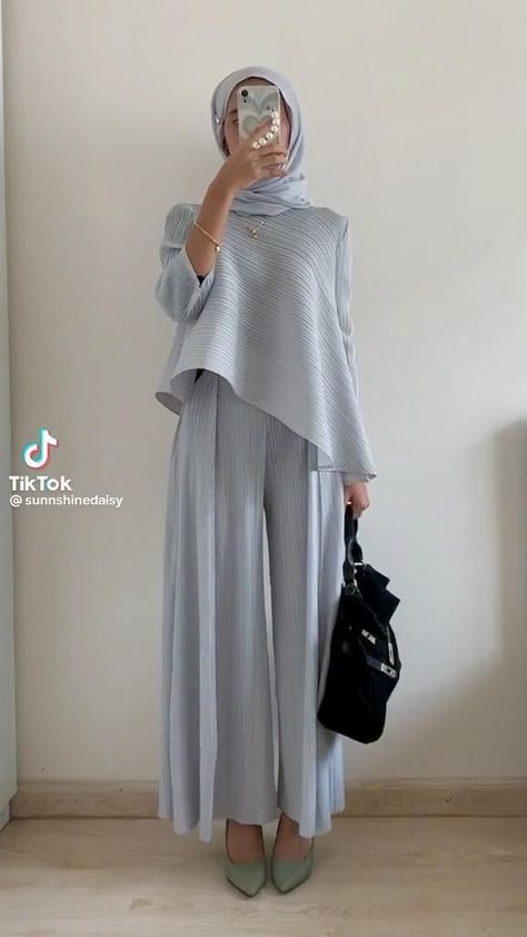 Wedding Party Hijab Outfit, Summer Dress For Hijab, Combo Outfits Women, Hijab Fashion Inspiration Summer 2024, Modest Summer Dresses Muslim, Simple Soiree Blouses Hijab, Modest Graduation Outfit, Modest Graduation Dress, Modest Fashion Muslimah