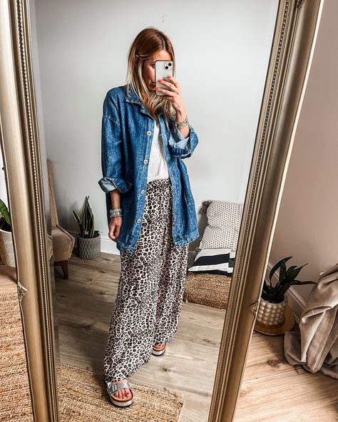 Printed Trousers Outfit, Valentines Dresses, Estilo Chic Casual, Leopard Trousers, Date Outfit Ideas, Printed Pants Outfits, Leopard Print Outfits, Cute Date, Animal Print Pants