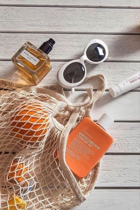 Beach Skincare, Summer Beauty Essentials, Aesthetic Summer Vibes, Aesthetic Skincare, Summer Scent, Summer Skincare, Healthy Lifestyle Motivation, Summer Skin, Sunscreen Lotion