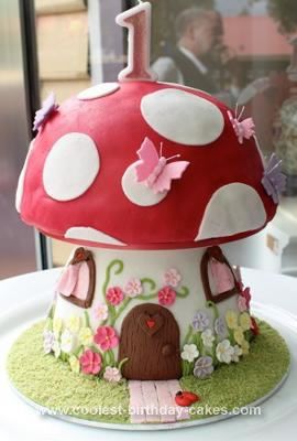 Homemade Mushroom Cake: This Mushroom cake was for my daughter's first birthday - a real labor of love! It's a chocolate cake (with a box of dark chocolate Lindt balls mixed in Fairy House Cake, Toadstool Cake, Mushroom Cake, Fairy Birthday Cake, Decoration Patisserie, House Cake, Fairy Cakes, Homemade Cake Recipes, Mushroom House