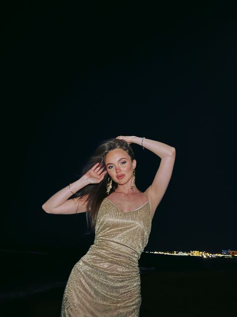 Follow for follow Beach Night Poses, Beach Flash Photography, Night Beach Photoshoot, Flash Photoshoot, Outfits Mujeres, Night Shoot, Night Time Photography, Rocky Beach, Beach Night