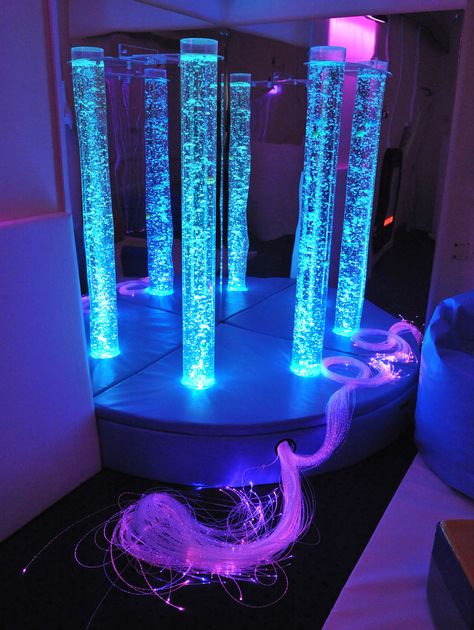 Bubble tube and fibre optic combination http://www.rompa.com/sensory-corner-pintrest Sensory Bubble Tube, Calm Room Ideas, Water Bubble Wall, Sensory Corner, Bubble Room, Bubble Tube, Calm Room, Neon Bedroom, Sensory Lights