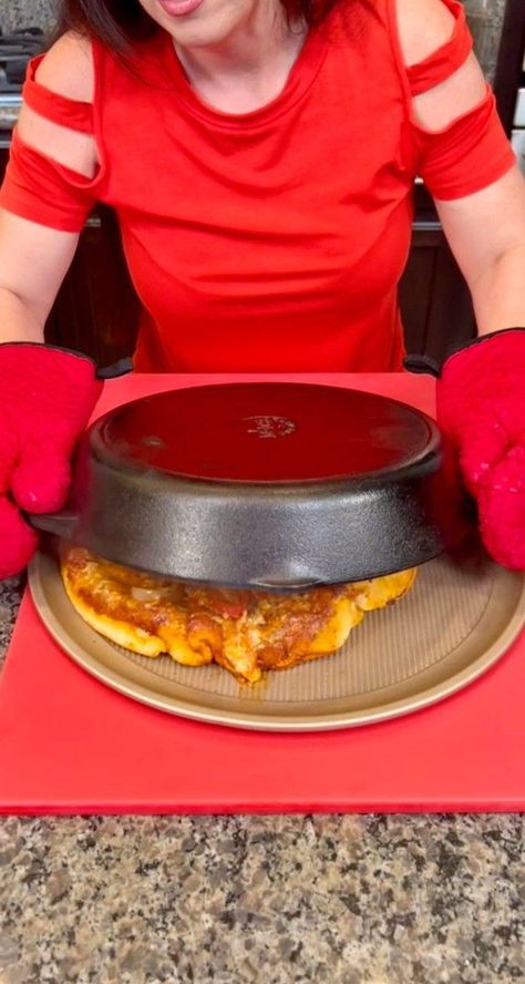 Upside Down Pizza, Cast Iron Skillet Pizza, Deep Dish Pizza Recipe, Cast Iron Pizza, Delicious Pizza Recipes, Skillet Pizza, Making Pizza, Iron Skillet Recipes, One Pan Dinner