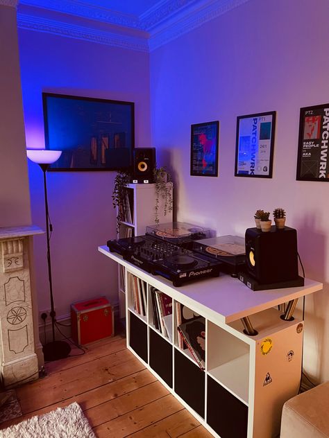 Dj Corner At Home, Dj Setup Aesthetic, Dj Decks, Dj Room, Flat Decor, Dj Setup, Ikea Home, Music Studio, Cool Rooms