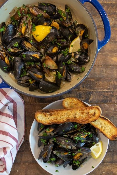 Mussels Recipe White Wine Garlic, Mussels Recipe White Wine, Steamed Mussels Recipe, Curry Mussels Recipe, Recipe With White Wine, Easy Mussels Recipe, Best Mussels Recipe, Curry Mussels, White Wine Recipes