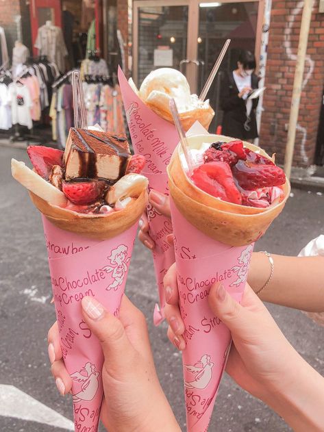 Harajuku Crepes 💕 Cake Shop Design, Japanese Bakery, Japanese Crepes, Yummy Alcoholic Drinks, Cute Cafe, Fancy Food, Soft Serve, Strawberry Cheesecake, Cookie Run