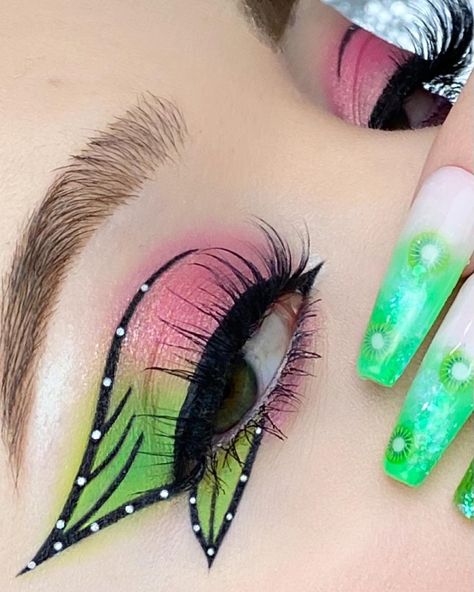 Pink Eyeshadow Looks With Eyeliner, Green And Pink Makeup Ideas, Pink Green Makeup Looks, Fairy Makeup Pink And Green, Pink Butterfly Eye Makeup, Green Pink Eye Makeup, Green Creative Makeup, Easy Butterfly Eye Makeup, Green Pink Eyeshadow