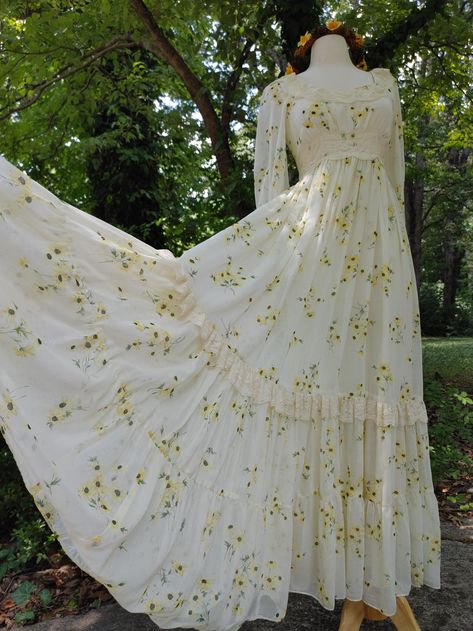 🌻Stunning 1970s Sunflower Gunne Sax Maxi Dress!🌻 This Gunne is both ethereal and cheerful with its beautiful sunflower print.  This dress features a victorian inspired ruffled neckline, leg o' mutton sleeves, a beautiful large sweeping skirt, waist ties, and a back zippered entry.  Tagged a vintage size 9 in Gunne Sax. Vintage sizing runs small. Approximate measurements: Bust - 32" Middle of waistband - 27.5" Length - 57" Shoulders- 13.5" Sleeve length - 27" Excellent vintage condition! Overal 70s Aesthetic Dress, Princesscore Clothes, 70s Gunne Sax Dresses, Prarie Dresses, 1970's Dresses, Prarie Dresses 70s, 70’s Dresses, Dresses 70s, 80s Gunne Sax Dress